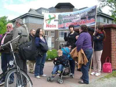 Mahnwache mit Banner in Emden_400px